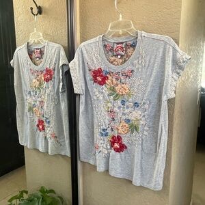 Johnny Was Light Gray Floral Embroidered Short Sleeve Tee